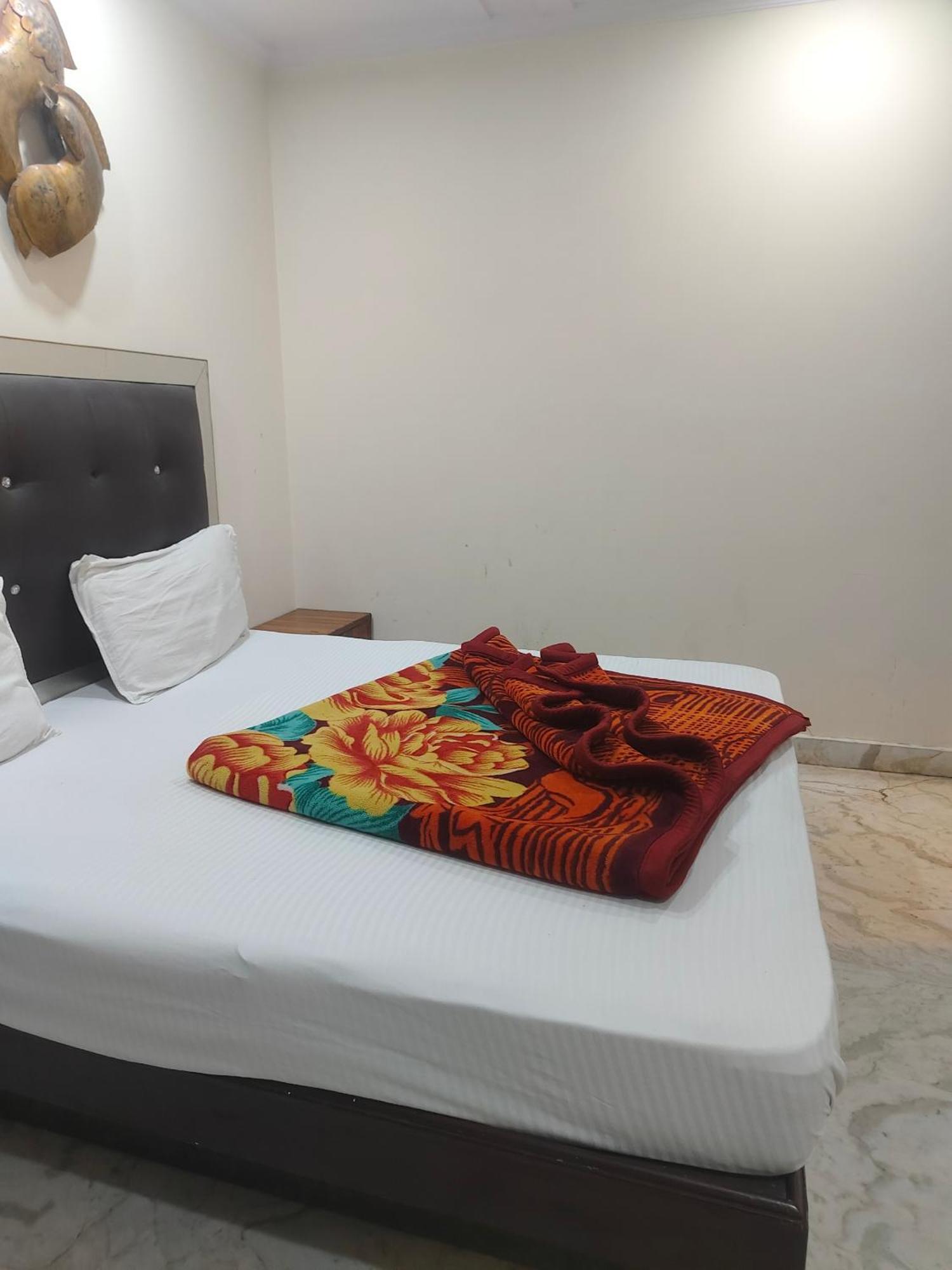 نيودلهي Hotel Perfect Spot- Main Bazar - Walking Metro Station المظهر الخارجي الصورة