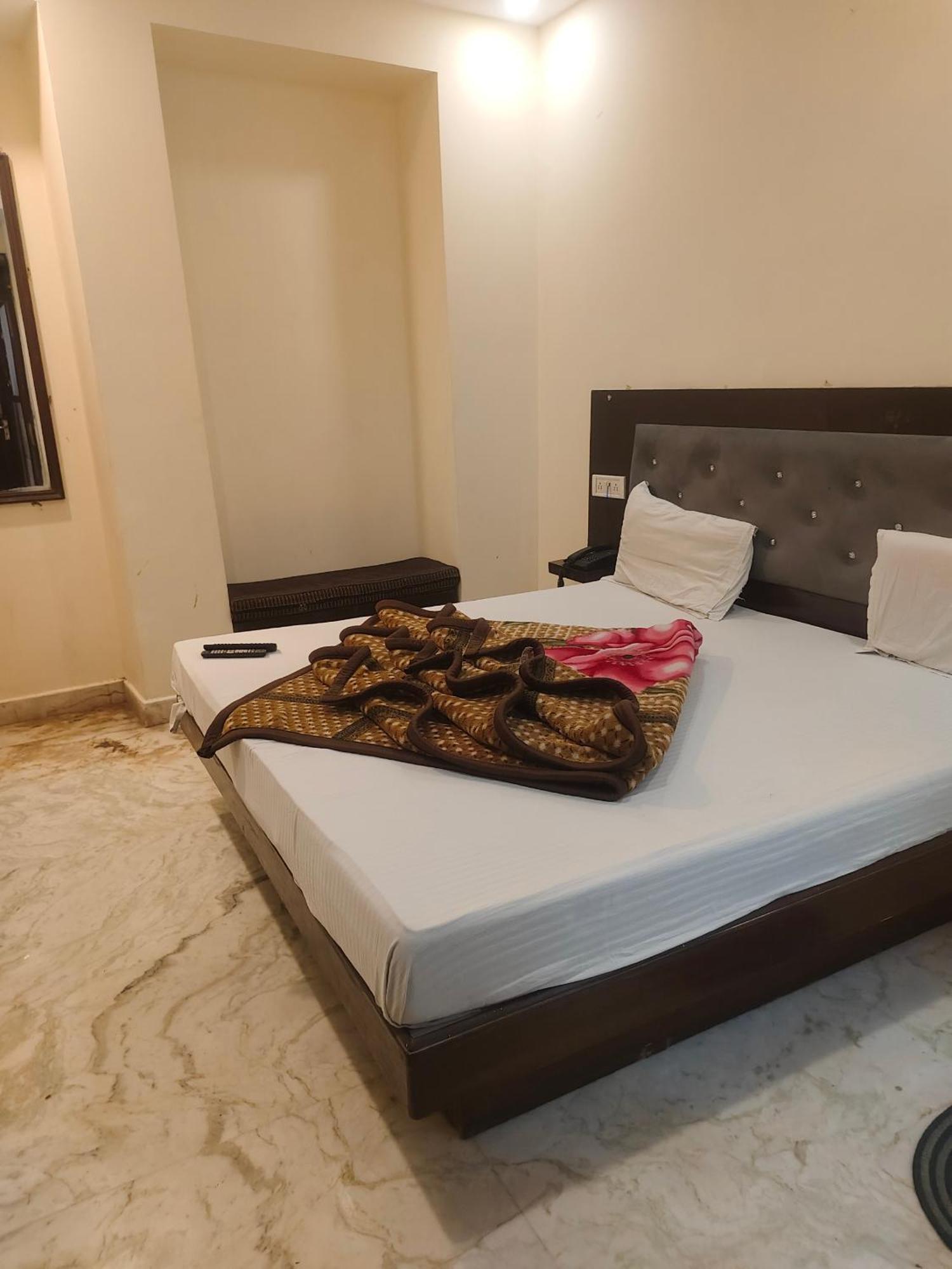نيودلهي Hotel Perfect Spot- Main Bazar - Walking Metro Station المظهر الخارجي الصورة